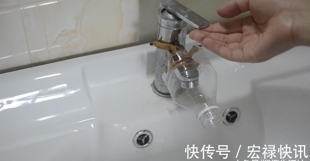 洗脸池上放一个塑料瓶, 没想到作用这么大, 看完赶紧去试试