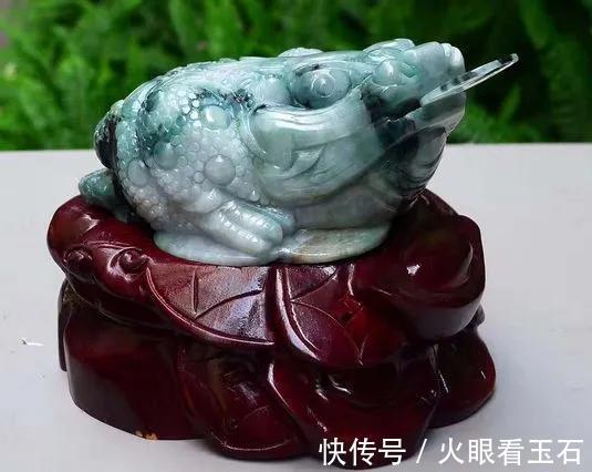 雕工&最大的翡翠宝刀,需要4个人协力才能抬动,但网友们:浪费雕工