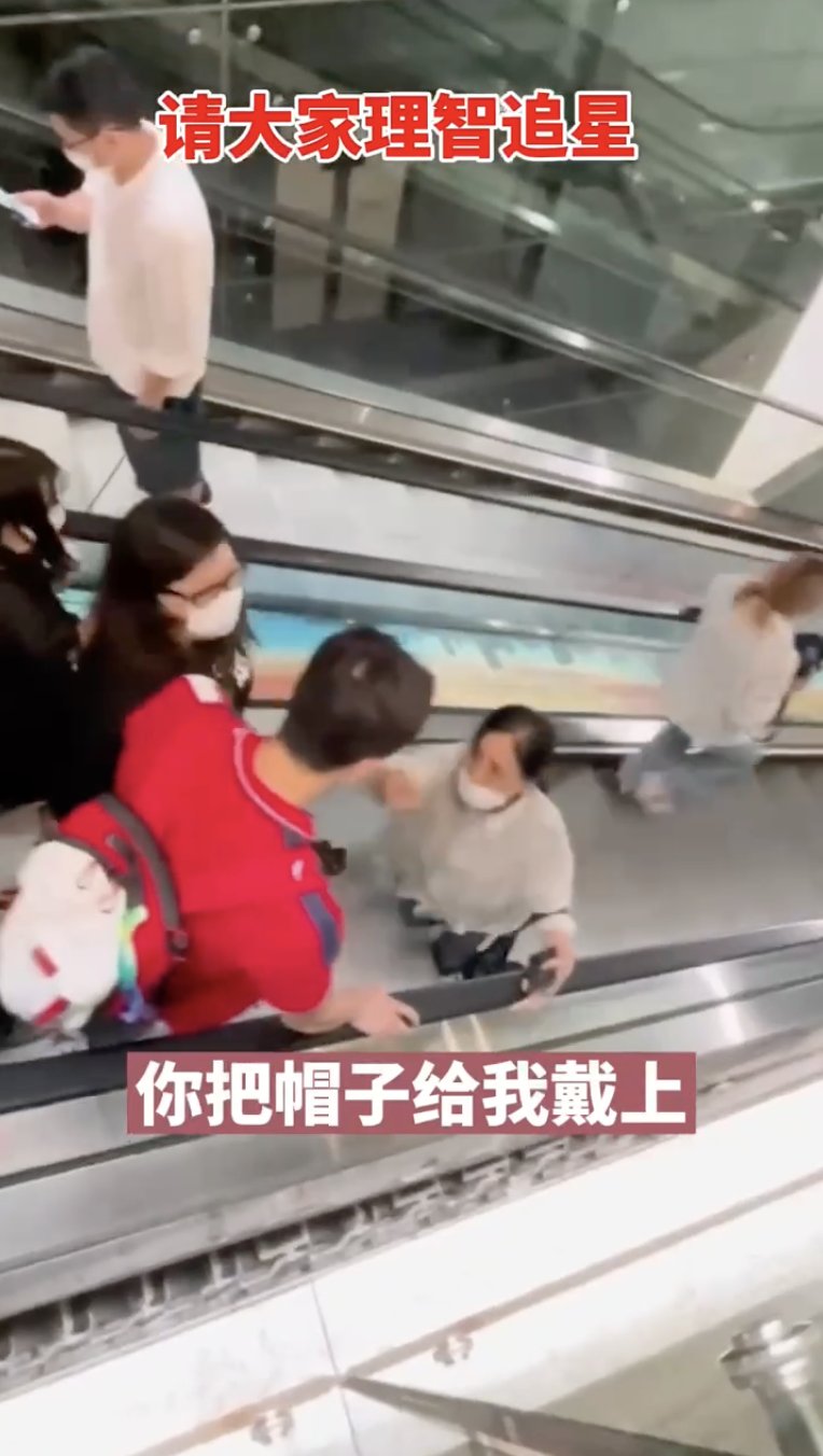 浴场|明日多云转晴｜奥运冠军被粉丝强行戴帽子？场面混乱