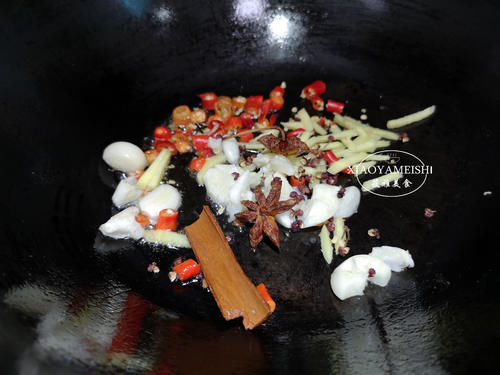 卤猪蹄,“前蹄”和“后蹄”要分清,差别挺大,弄错了难吃花冤枉钱