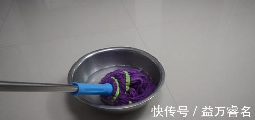 清水拖地等于白拖, 家庭阿姨教我一秘招, 地板光亮如新不留灰