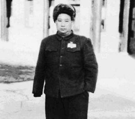 授衔|他俩授衔没按规定来,一个评级高的授衔低,另一个评级低授衔不低