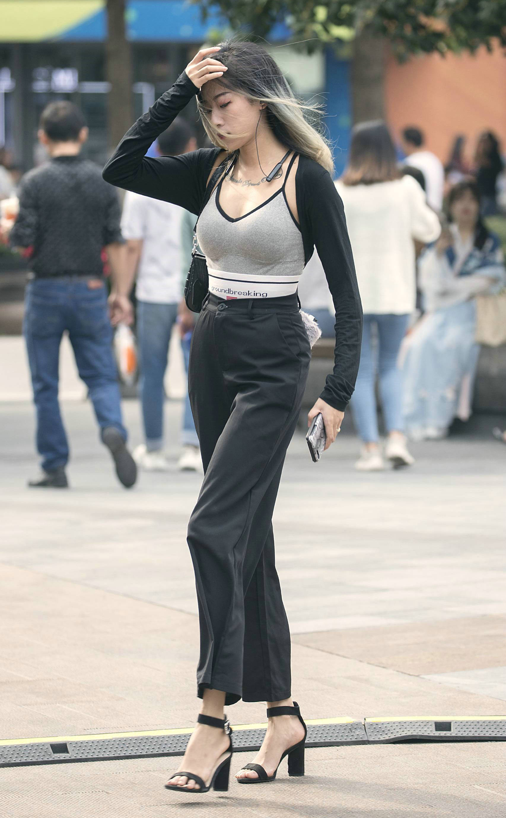 紧身衣 美女用一字带高跟凉鞋搭配夏装,展现夏季时尚感