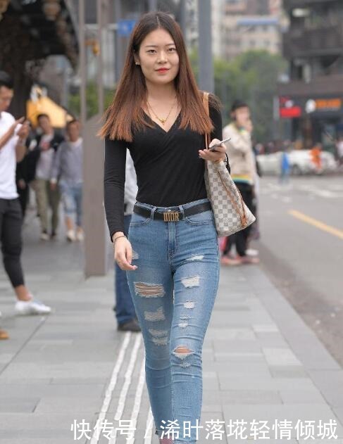 高跟鞋|黑色长袖搭配破洞牛仔裤，让你的造型轻松时尚起来