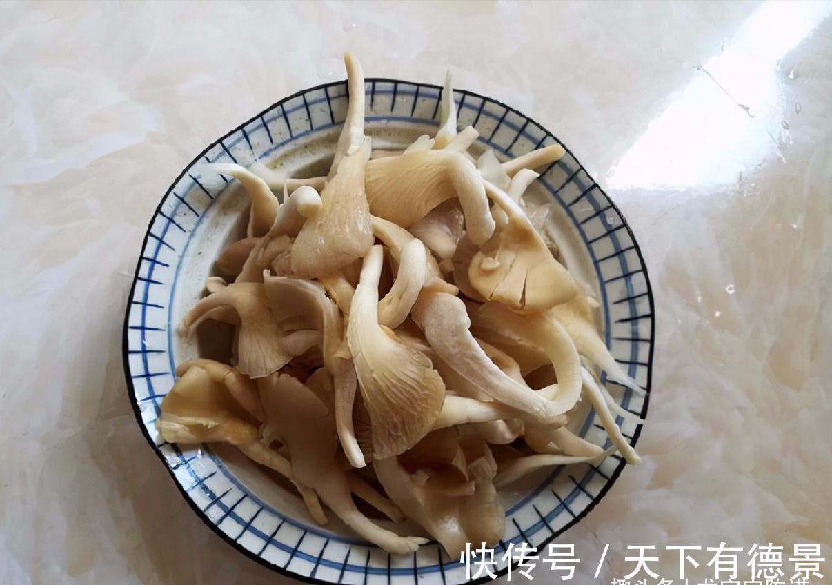 番茄汤|秋天要多喝汤补充水分,番茄煮汤加一点它,比鱼汤还鲜美