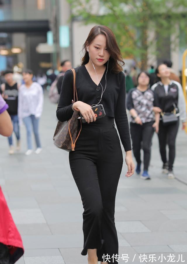 半身裤 黑色短款针织衫搭配同色牛仔裤,干练时尚,十分休闲