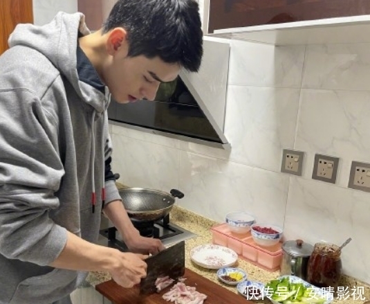 姚安娜 龚俊被曝退出《中餐厅5》的录制,原因或和姚安娜有关