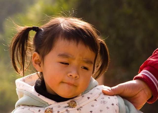 小朋友|敢在人群中表达自己的孩子，家长都避开了这三个坑，做对了三件事