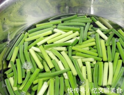 蒜苔|炒蒜苔时,别直接下锅炒!老师傅教你一招,蒜苔香脆入味口口香
