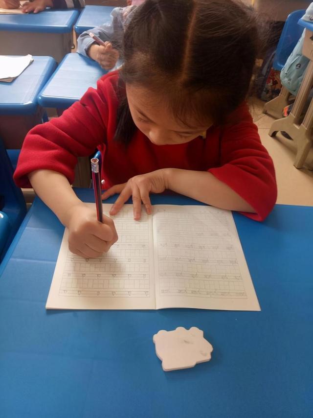 观察力&小学生诗歌火了,妈妈被夸美如花,爸爸被嘲如泥巴,老师:绝了