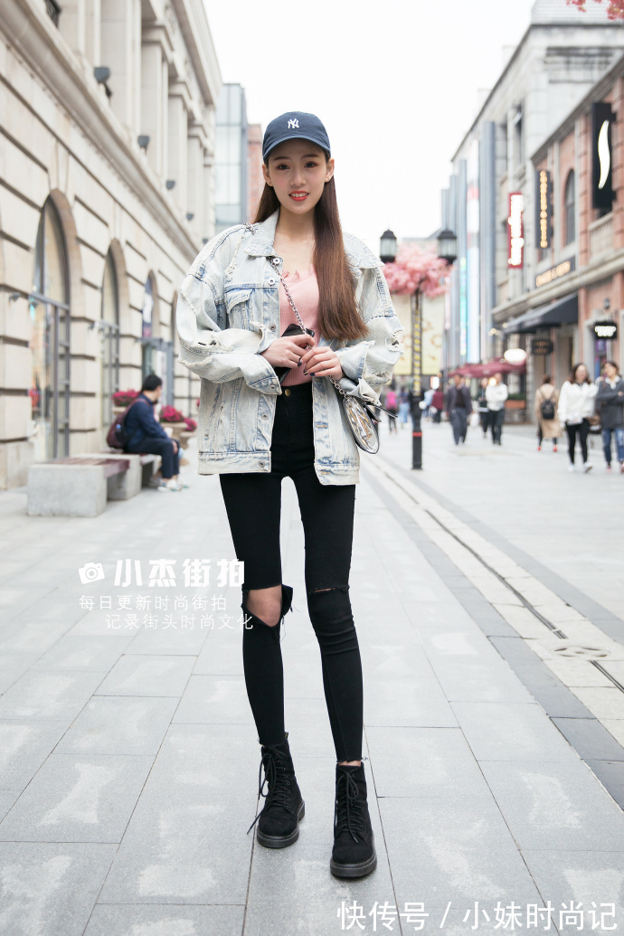 街拍|武汉街拍,白T恤搭配百褶裙,仙气十足让你回头率爆棚