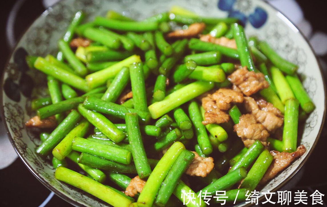 鸡蛋清|炒蒜苔总是不入味不要直接下锅炒，掌握1技巧，蒜苔脆嫩又入味