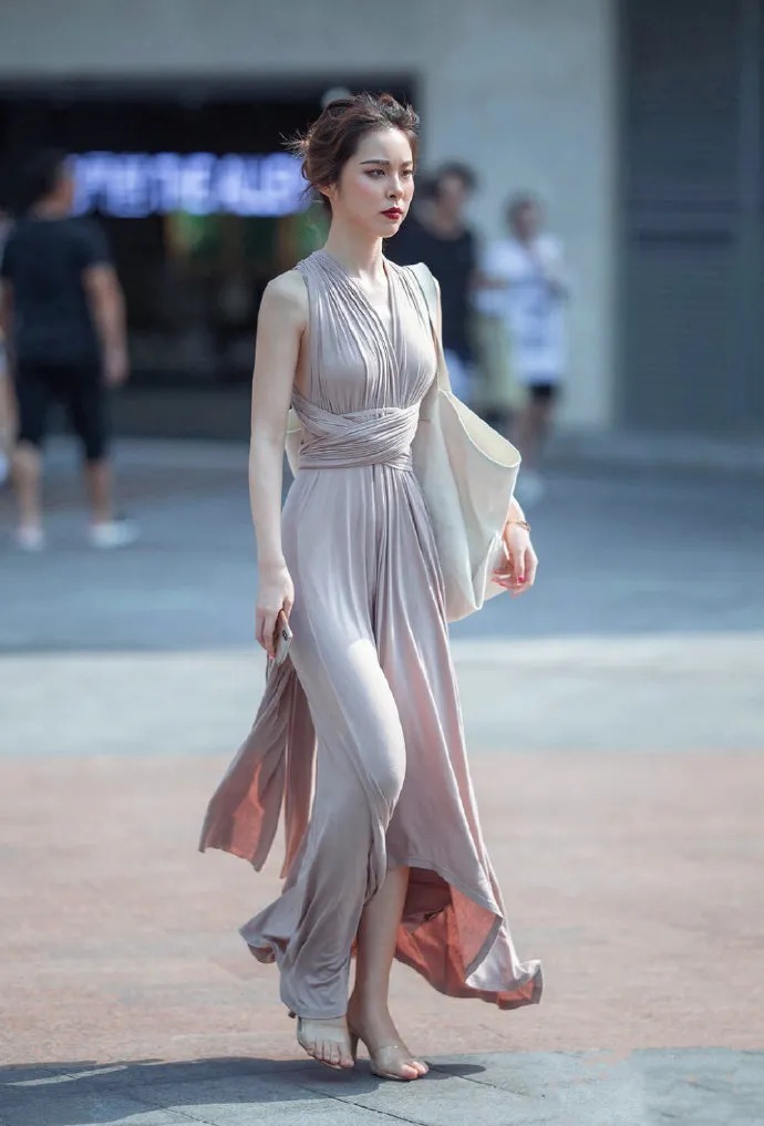 露肩个性连体长裙，显瘦又减龄，见过世面的女人都在穿