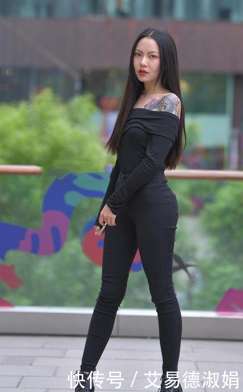 黑色|街拍:黑白裤美女,哪一个更好看呢?