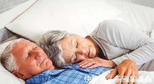 睡眠时间|睡不好难长寿，失眠的老年人睡前常做1件事，缓解焦虑助睡眠