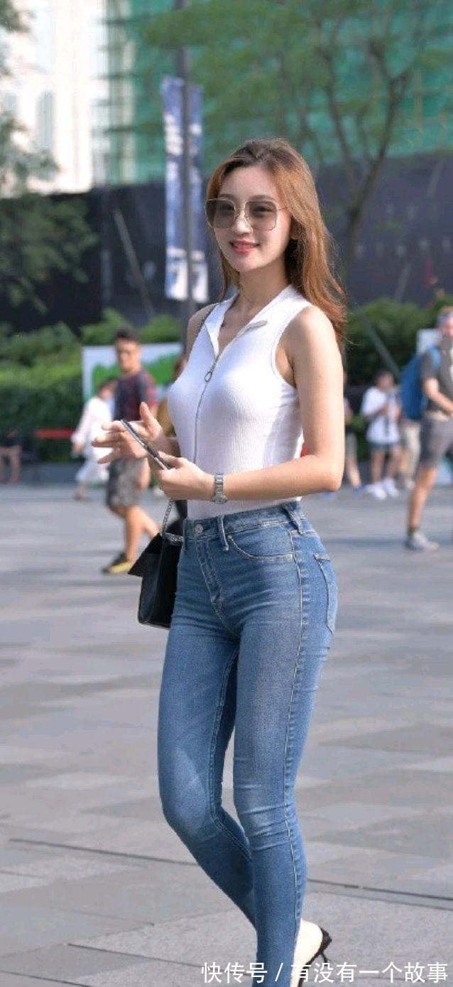 高腰 高腰牛仔裤修长细腿设计,搭配白色针织开衫背心,身材高挑小姐姐!
