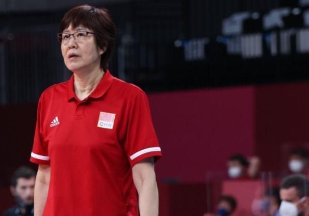 新的开始|盘点2021中国女排大事:4老将退役,郎平时代落幕,谩骂鲜花并存