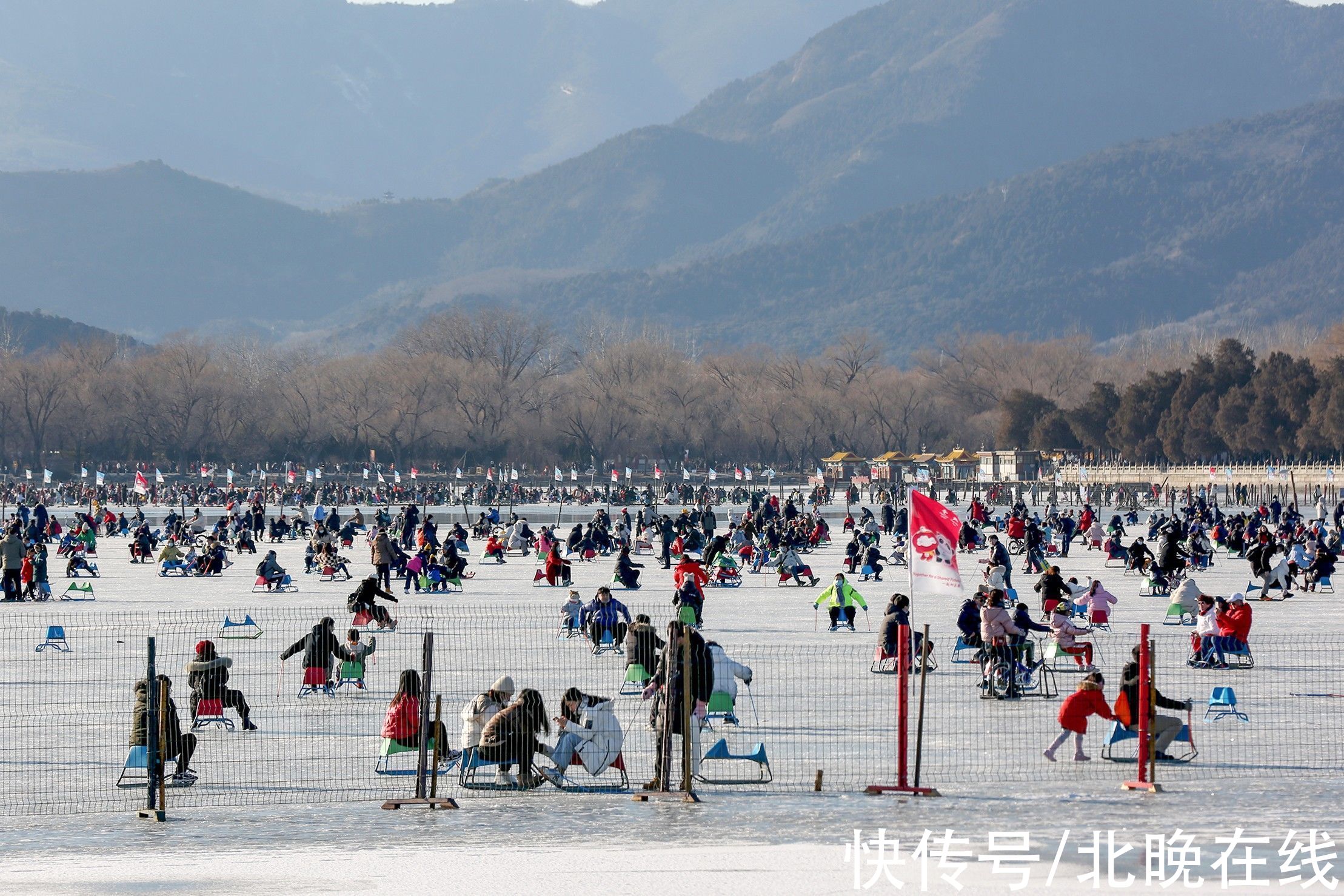 皇家园林|80万市民游客初二游园，这座皇家园林因冰雪成为“人气王”