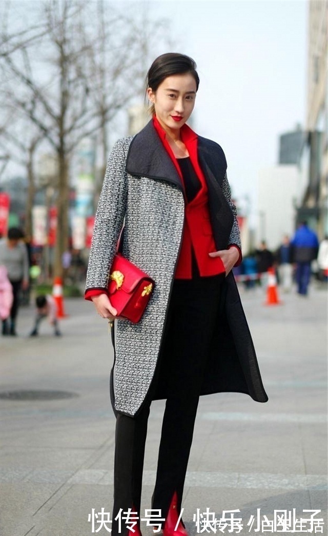 浅色|时尚穿搭,小姐姐大方秀出了香肩锁骨,显得格外的有女人味