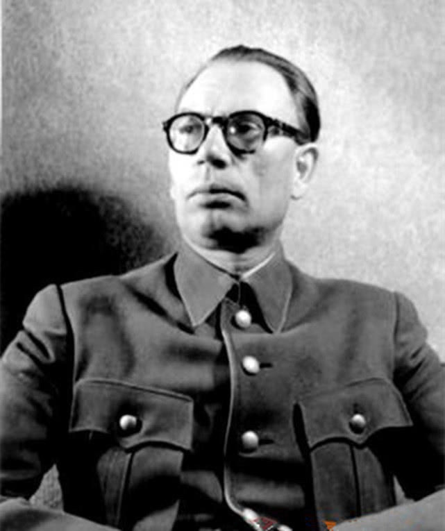 德军|斯大林的儿子雅科夫被俘后,德军一直善待他,为何他却死亡