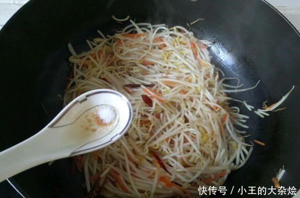 炒豆芽时加点“它”,豆芽更加清脆爽口,没有豆腥味!