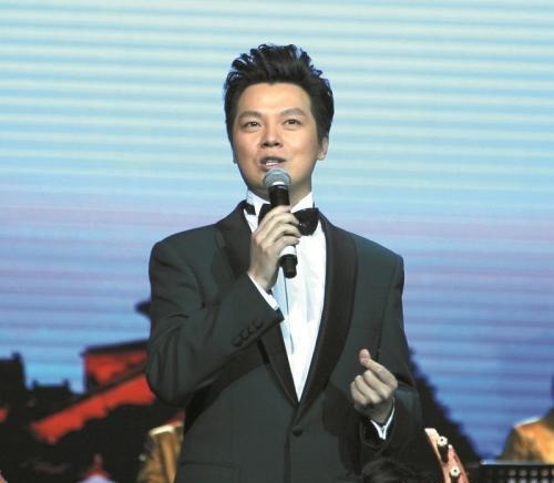 零点报时出误差,任鲁豫5次拿起话筒拯救大局,从配角到C位,他值得!