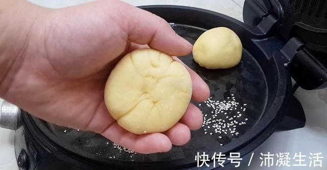 家常|面粉这样做太香了，不用烤不油炸，比吃面包还香，一次8个不够吃