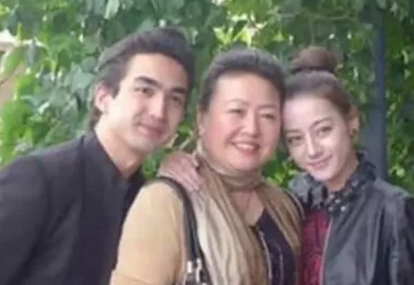 玉蝴蝶·迪丽热巴美一家