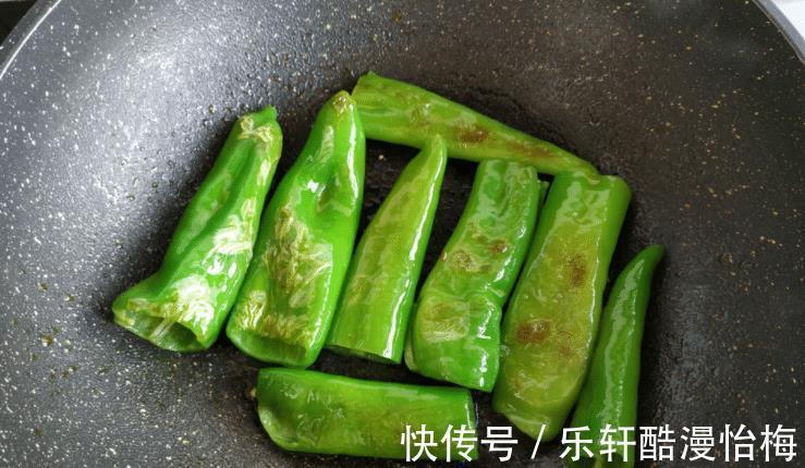 青椒|夏天多吃它，2块钱1斤，维C含量高，简单一炒，美味下饭