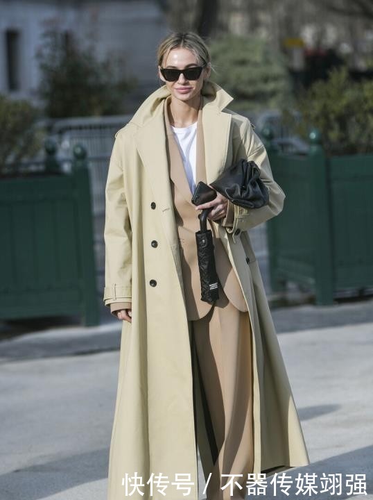 今年大衣流行这样穿,造型很显气场,内搭的处理很关键