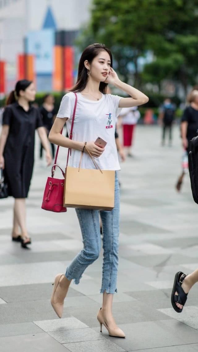 破洞牛仔裤 美女们牛仔裤搭配显不凡的身姿,简洁利落的款式也非常帅气