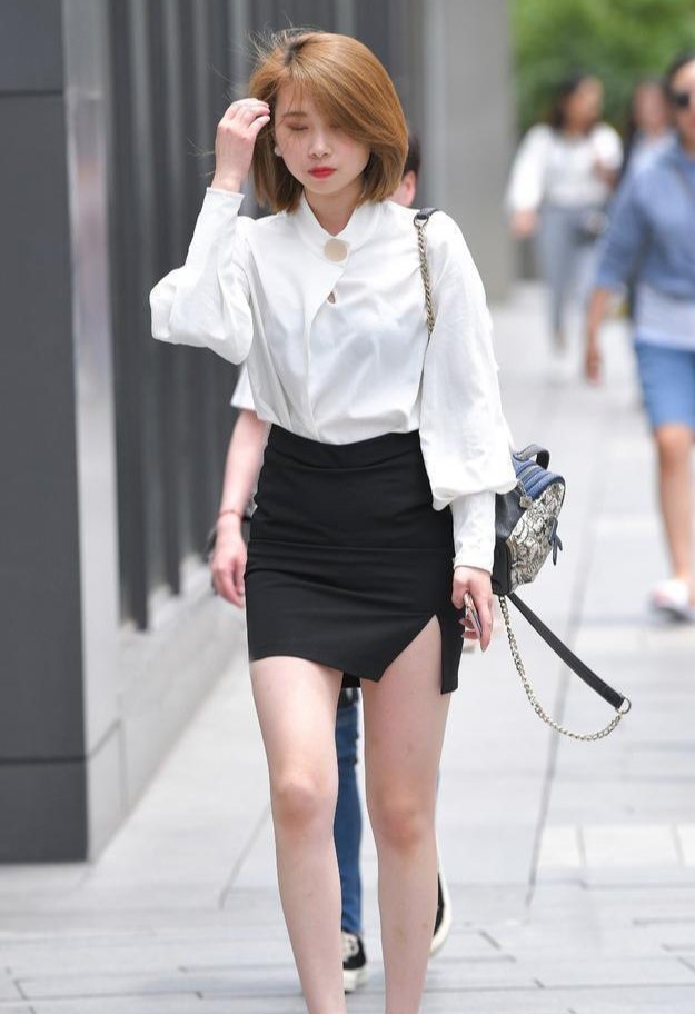 连衣裙的打扮显瘦更立体，带来强烈的潮流感，营造女性魅力