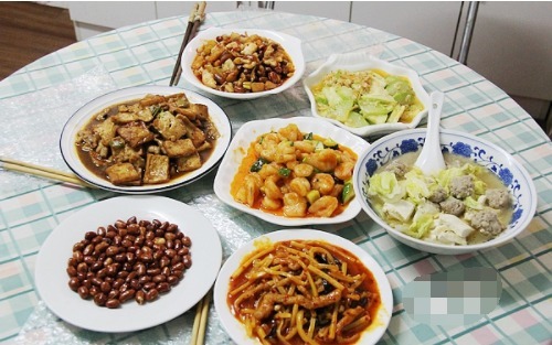 周末一家四口午餐,花费不足50,六菜一汤,简简单单,吃的美美的