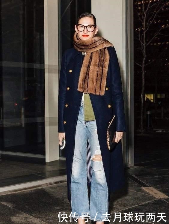 飙升|女人秋冬穿大衣时,建议这样“系围巾”,能让你时髦感飙升