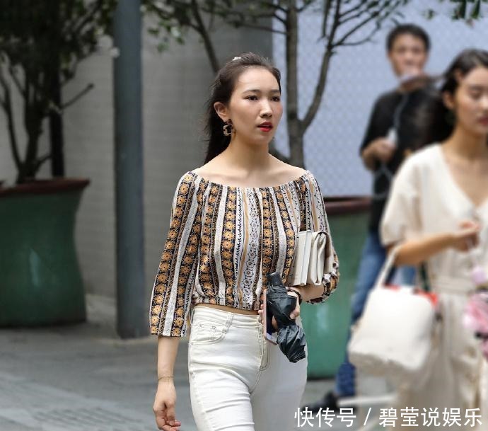 白色休闲裤简洁素雅,选择修身的款式,助你轻松演绎时尚靓丽美