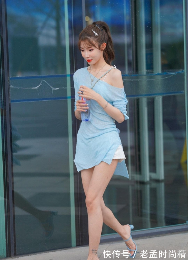 女神|街拍:有特点的衣服穿在身上会更好看,充分展现女神气质增添时尚韵味