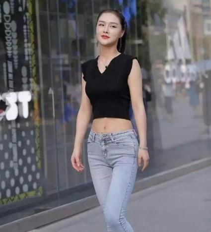 浅蓝色|小姐姐浅蓝色的牛仔裤就是完美，美丽的服装凸显了女性的身体曲线