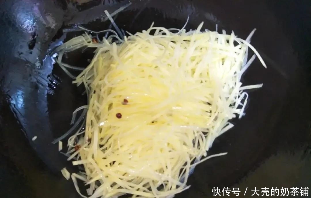 炒土豆丝十人九错,难怪粘锅不脆不好吃,快看酒店厨师怎么做的