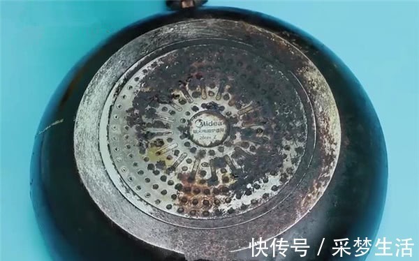原来清洗锅底黑垢这么简单，不用一滴水，轻轻一擦洁净如新，省事