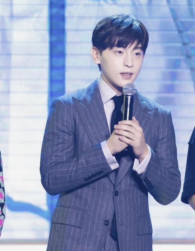 特别节目|邓伦特别节目于《在一起》推出,悼念在武汉中犯错的大连小伙子