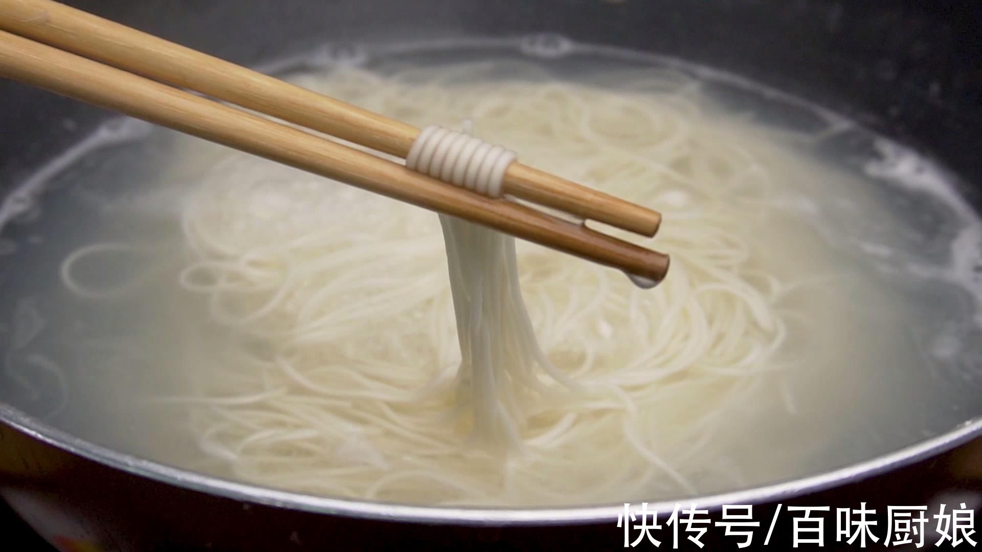 面条这样做,加葱花一点缀,简单又美味,一点也不比饭店做的差