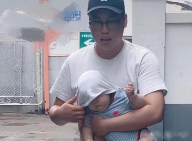 无奈|“不靠谱奶爸”火了，萌娃一脸无奈：考虑过我的感受吗