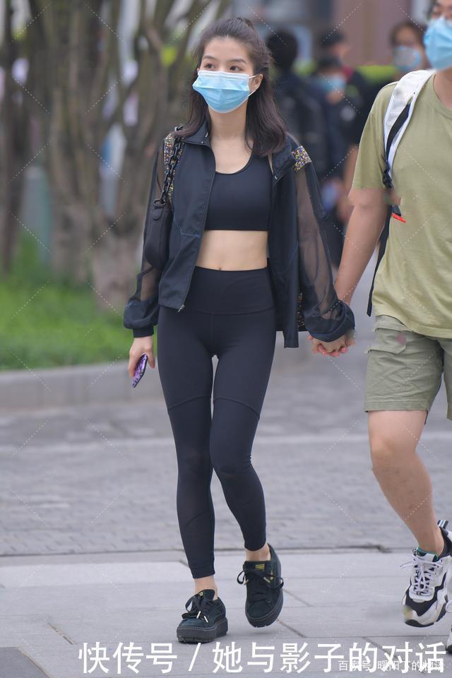 秋日时尚，偶尔试试运动装，减龄个性还显身材