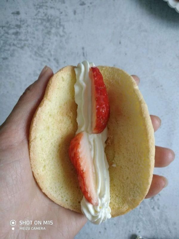 高颜值|松软香甜的美丽俏佳人，草莓抱抱卷，好吃又高颜值