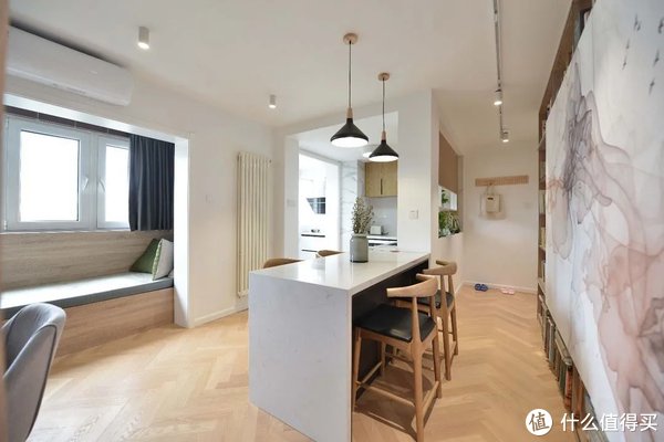 书桌|小夫妻买下没人要的“渣户型”走廊变成图书馆,鸡肋空间不浪费