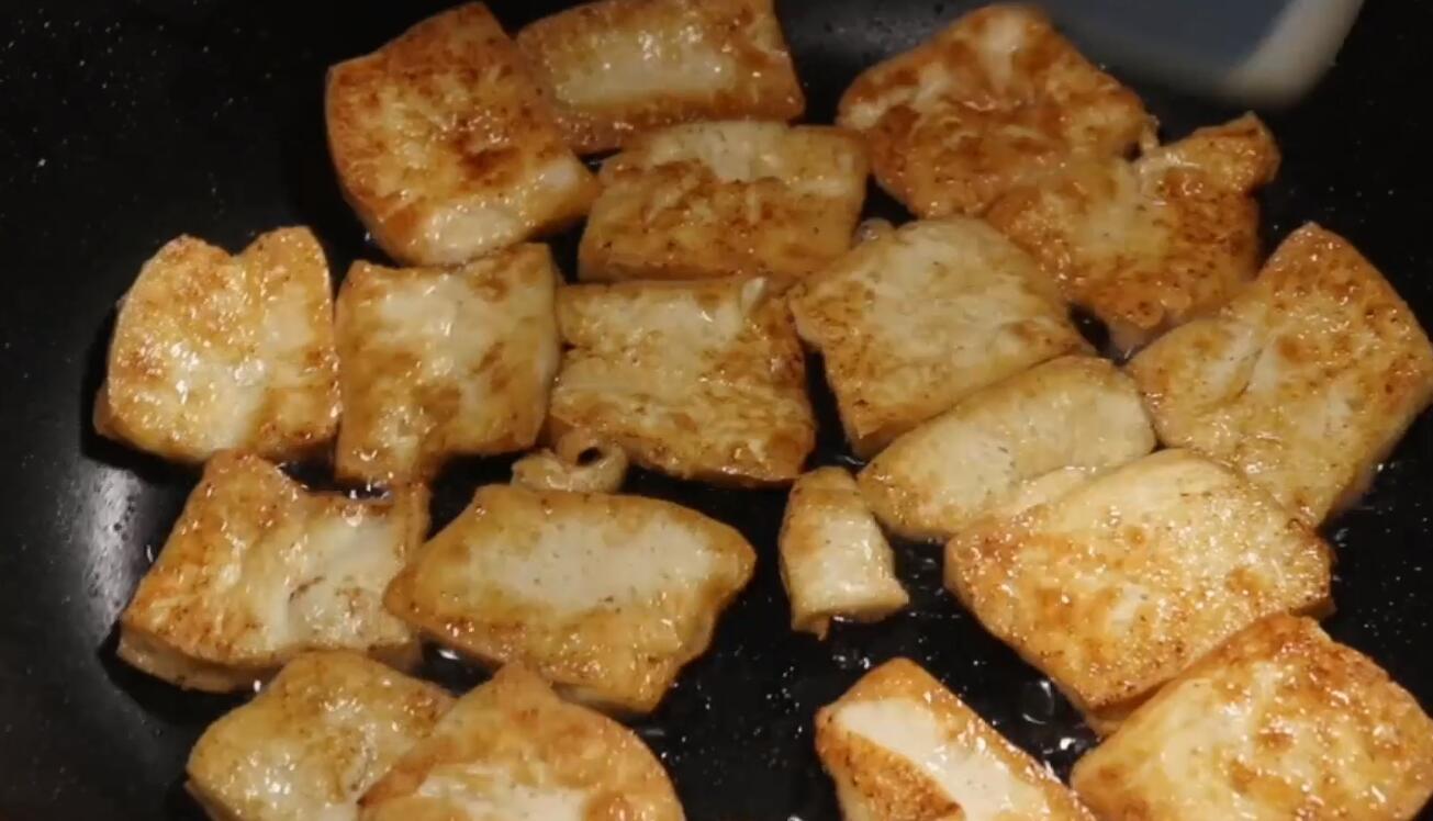 香菇加上豆腐这么做最绝配,上桌就香气四溢,比大鱼大肉都好吃