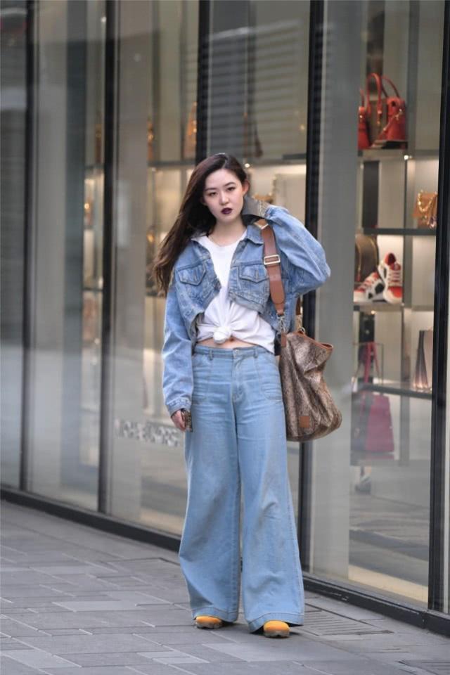 街拍：时髦大方的时尚美女，蓝色牛仔装的搭配潇洒又气派