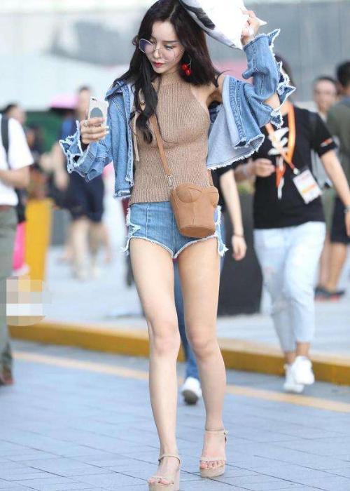 街拍:小姐姐大玩下衣失踪,一身运动风,尽显朝气