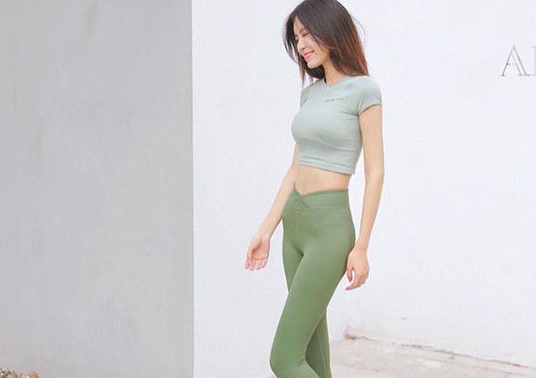 时尚街拍身材修长的紧身打底裤美女,甜美减龄尽显女人味