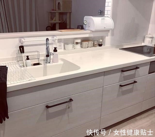 学日本人家，直接把灶台抬高了20公分，分分钟解决厨房收纳问题！